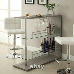 Table de bar moderne pour pub à la maison en gris vieilli avec étagères en verre, porte-bouteilles et pied en chrome.
