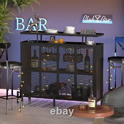 Unité de meuble pour bar à domicile avec rangement d'affichage et support en métal noir pour boissons alcoolisées et vin.